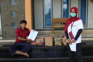 PEMBAGIAN SABUN CUCI TANGAN DAN MASKER KEPADA WARGA MASYARAKAT MARGOLUWIH