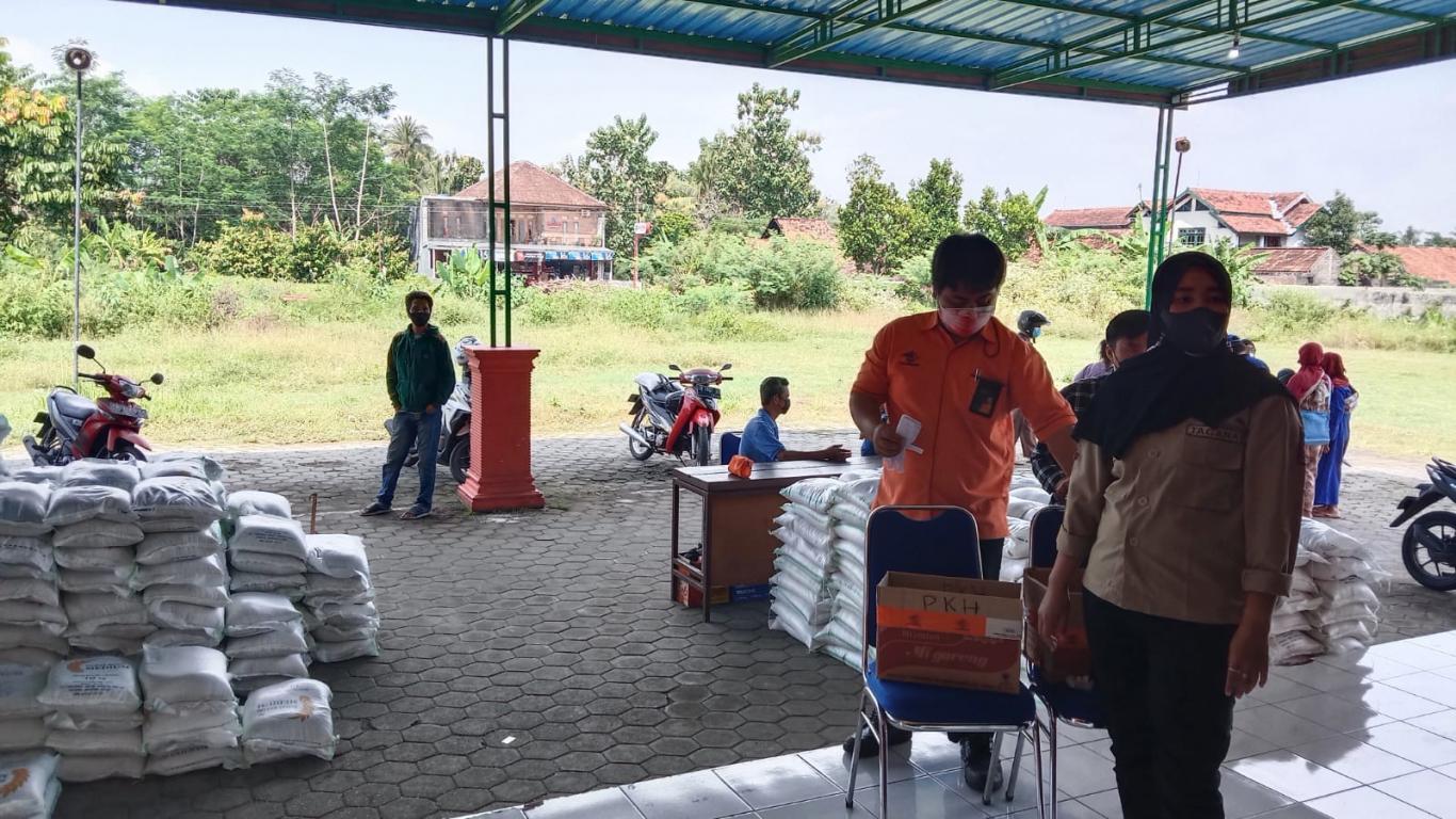 Pembagian Beras Bagi Masyarakat Margoluwih