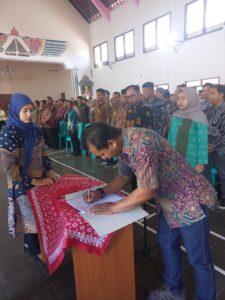 PELANTIKAN KELOMPOK PENYELENGGARAAN PEMUNGUTAN SUARA (KPPS) KALURAHAN MARGOLUWIH